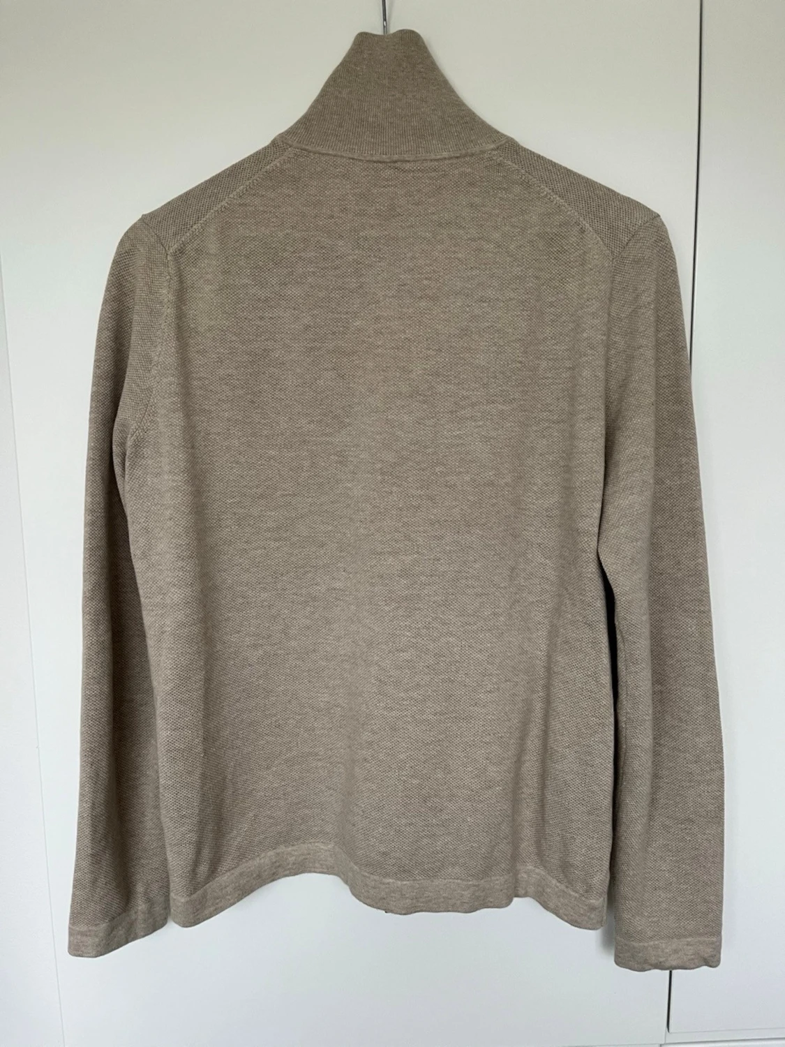 Beige ziptröja med hög krage - 1