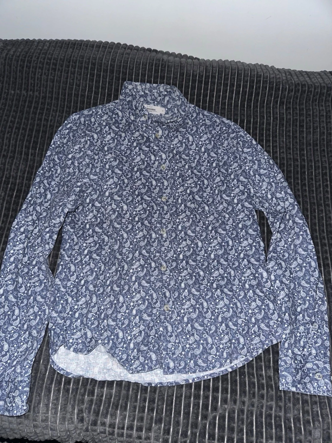 Blå skjorta med paisleymönster - 1