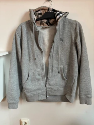 Grå zip hoodie från Burberry - Snygg grå hoodie från Burberry med dragkedja i storlek S