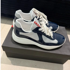 Prada Cups - Prada Cups i färgen Royal Blue, Angående äkthet finns både kvitto och seriekod vid size tagen i skon så bör inte vara några konstigheter, Självklart Äkta. Mycket sparsamt använda och är i bra skick. Pris går diskutera