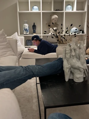 Mörkblå keps från HH - Snygg mörkblå keps från Helly Hansen med vit HH-logga framtill. Klassisk böjd skärm och justerbar baksida. Perfekt accessoar för en avslappnad och sportig stil.