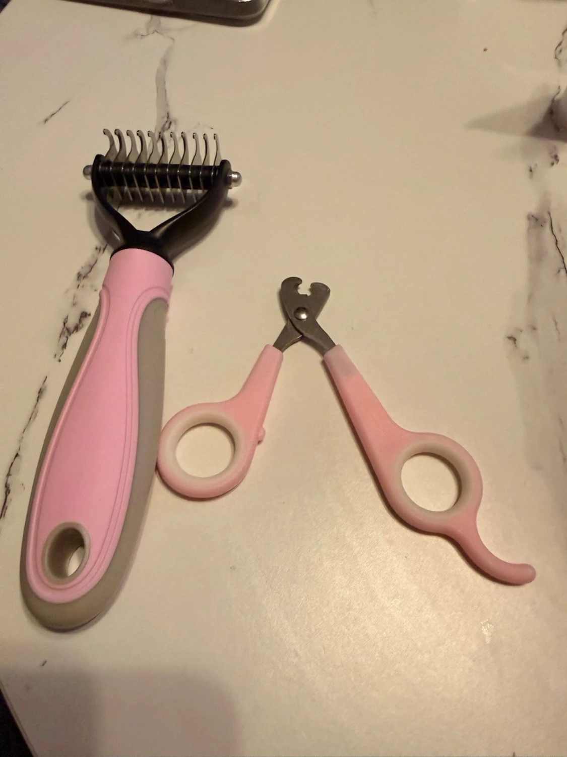 Rosa pälsborste och klotång för djur