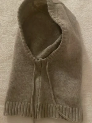 Beige balaclava  - Säljer en beige balaclava som är helt oanvänd💕