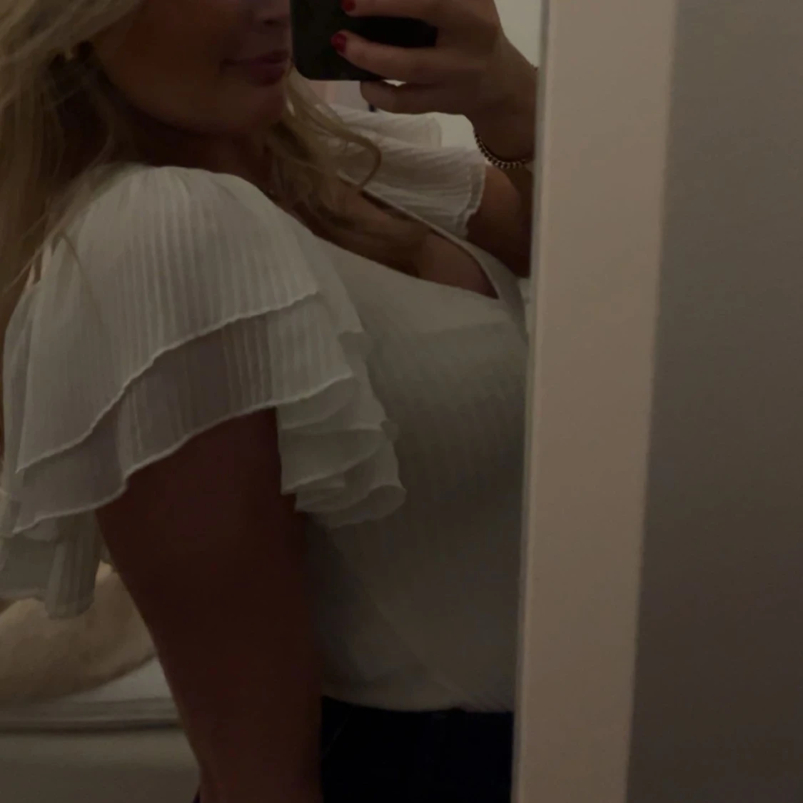 Vit ribbad body med volangärm - 1