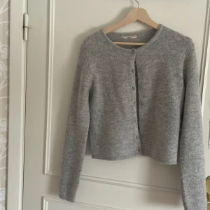 Grå kofta från Gina Tricot - Säljer denna stickade koftan från Gina då den inte kommer till användning längre. Den är endast använd ett få tal gånger och är alltså i mycket fint skick💕