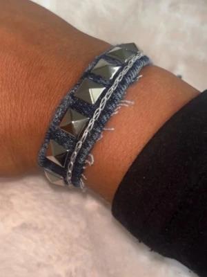 Denim armband med nitar - Snyggt armband i blått denimtyg med silverfärgade nitar, hemmagjort, skriv gärna om du har några frågor💕