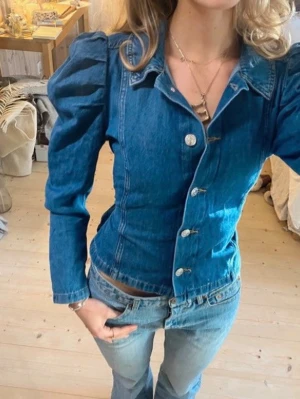 Figursydd jeans topp - SÅ snygg