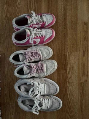 Nike Dunk sneakers i rosa och vitt - Säljer mina sneakers som är mycket sparsamt använda. Fler bilder skickas gärna vid förfrågan. Strl 39. Kan säljas separat eller som paket. Pris: 600 kr per par eller 1 500 kr för alla tre. 