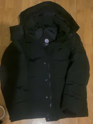 Canada goose - Jag säljer min Canada goose för jag använder den inte för den är för varm och vintern är inte så kallt. Har använt den i en månad och funkar bra. För mer information skriv till mig, för specifika bilder och såklart kan pris diskuteras.
