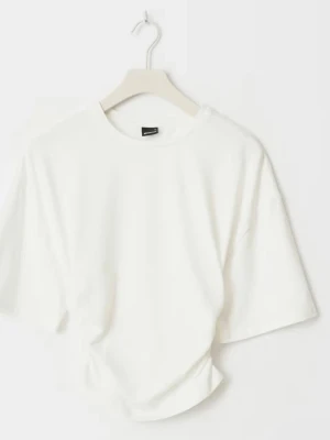 Vit oversized t-shirt från Monki - Säljer en vit oversized t-shirt från Monki med klassisk rund hals och korta ärmar. T-shirten har en loose passform och är gjord i mjuk bomull, perfekt för en avslappnad stil.