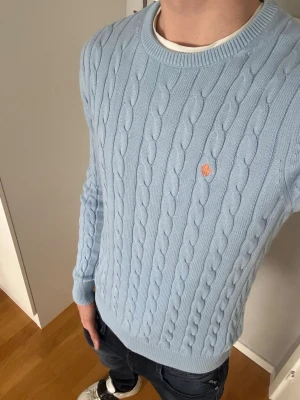 Ljusblå kabelstickad Morris tröja - Ljusblå Kabelstickad tröja från Morris | Storlek S | Mycket bra skick | Modellen är 185 | Ställ gärna frågor 🙌🏼