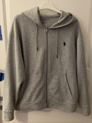 Polo Ralph Lauren - Snygg gråmelerad hoodie från Polo Ralph Lauren OBS R€P priset är inte hugget i sten 🪨!
