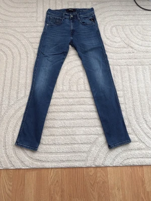 Replay Anbass Hyperflex - Mörkblåa Replay Anbass Hyperflex - Skick: 9/10 - Storlek: W27 L30 fits W28 också - Pris: 599kr - Pris kan diskuteras vid snabb affär💨 - Kom DM vid fler bilder eller funderingar😍