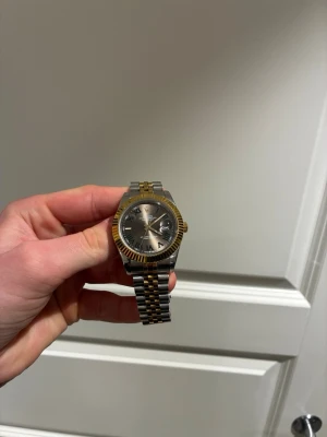 klocka datejuste - Säljer denna datejuste. Flytande movement. Jättefint skick!