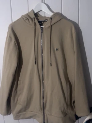 Boss Tröja - Säljer min Boss Tröja i storlek L, köpt från NK för 2600kr och är i riktigt bra skick då den är använd ett par gånger max. Priset kan diskuteras vid köp av snabbaffär