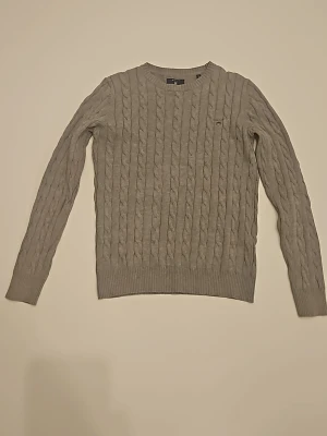 Gant tröja - Säljer denna assfeta ganttröjan. Säljer tröjan för den har blivit för liten. Tröjan har ett coolt mönster och är grå. 