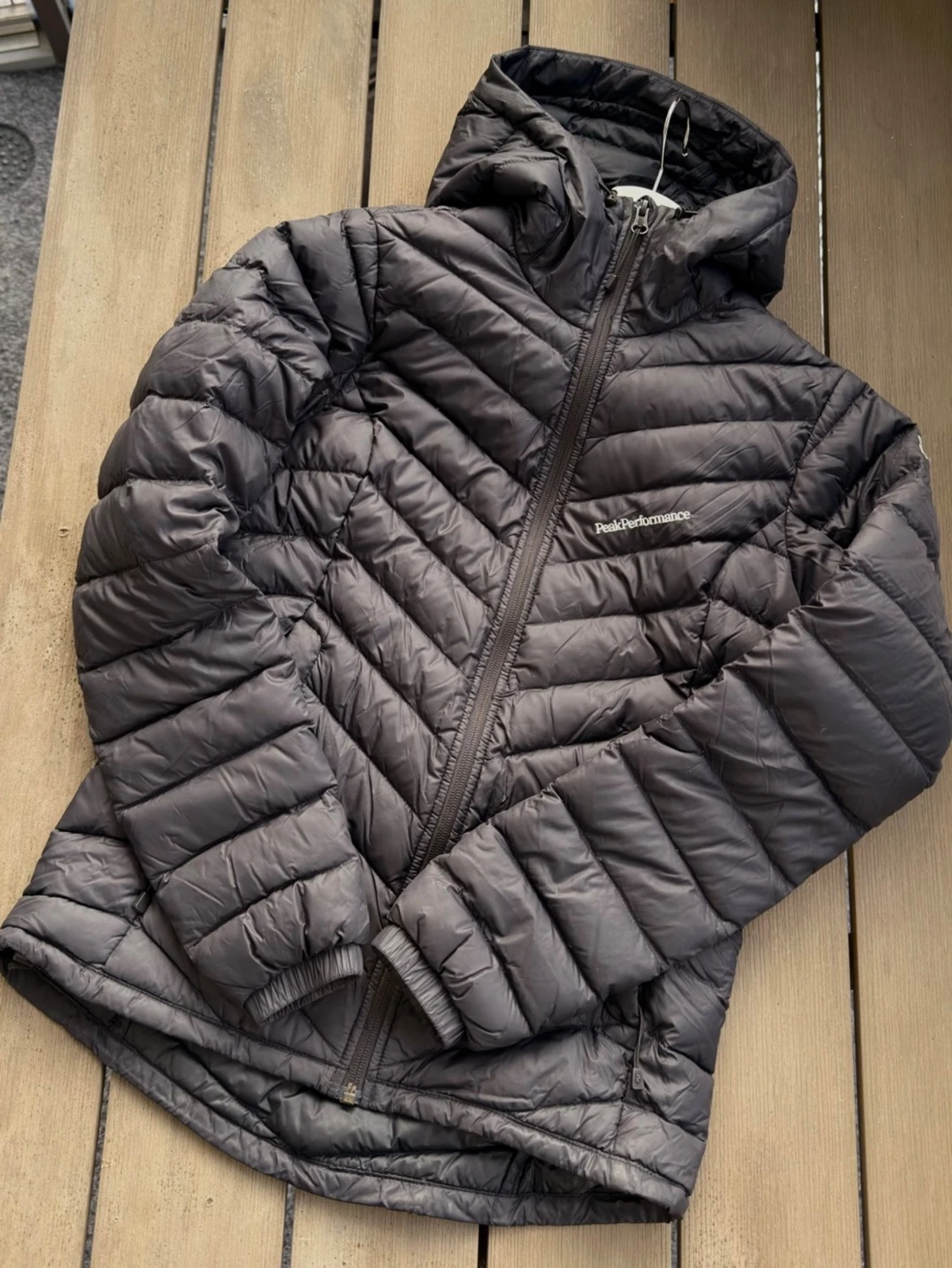 Svart dunjacka Peak Performance