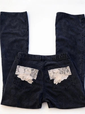 Lågmidjade bootcut jeans - Så vackra och unika bootcut jeans med spets och glitterdealjer på fickorna som jag gjort själv😚De är lågmidjade och originalet är från weekday (se sista 2 bilder). Perfekt för dig som gillar vintage/Y2K och jeans som är enkla att styla! Midjemått: 43cm Innerbenslängd:83 Skriv bara vid frågor💕