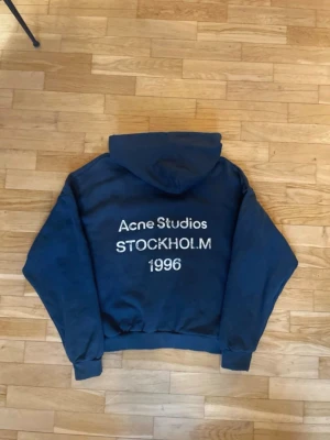 Acne Studios Hoodie - Acne Studios Hoodie. Mörkblå. Storlek S. Sparsamt använd, superfint skick. Längd 63 cm. Taggar ingår!