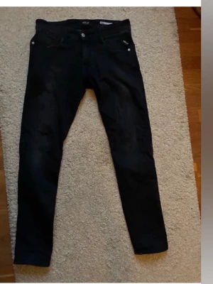 Svarta slim fit jeans från Replay - Hallö, nu säljer jag ett par svarta replay jeans. Jeansen storlek är W30 L32 och är använda några gånger men är i bra sick! Skriv om ni har några frågor så är vi på ModeVivaFashion glada att få svara på dom🙌