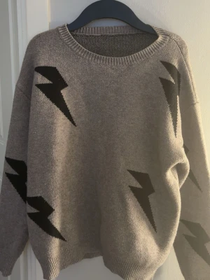 Tröja - Finns ingen lapp på den men är köpt på shein o används fåtal gånger , rätt så säker på att det är storlek S❣️ blixtrar på baksidan av tröjan också.