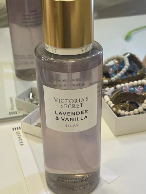 Victoria’s secret lavender & vanilla - Säljer denna eftersom jag redan gar en liknande. Väldigt söt och fräsch kombination av lavender och vanilj. Har endast sprayat ett fåtal gånger. 💜
