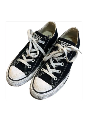 Svarta Converse All Star låga sneakers - Klassiska svarta Converse All Star sneakers med vit tå och sula. Mycket bra skick, förutom lite smutts på tå💕💕