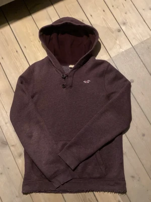 2010s hollister hoodie  - Skit najs vinröd 2010s hollister hoodie med knappar. Slitningar där nere och sitter skit bra