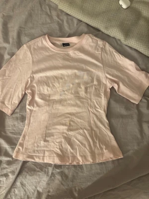Ljusrosa t-shirt  - Ljusrosa tröja från Gina, figursydd