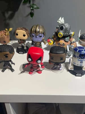 Samling av Funko Pop figurer! - Olika funko pops från bland annat spel och filmer. De är då Dustin från Stranger Things, Star Wars figurer, Overwatch figurer, Lebron James, Steve från minecraft, Marvel och DC figurer. Har tyvärr inte kvar lådorna/boxarna till dem. Vet inte exakt hur gamla de är men några år iallafall. Dem är i topp skick, knappt rörda och har bara stått framme ett tag. Säljer alla för 500kr men dem kan också köpas individuellt. Vid frågor så bara hör av dig! Pris kan diskuteras såklart! 