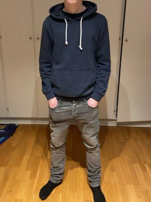 Grå tvättade slim fit jeans - Säljer ett par grå jeans i slim fit-modell med klassisk femficksdesign och låg midja. Jeansen är från Jack & Jones och är i storlek 28/32! Modellen på bilden är cirka 180. Så kommer passa perfekt på dig som är 174-177! Nypris:399kr. Säljs för 299. Tveka inte på att buda och fråga frågor!