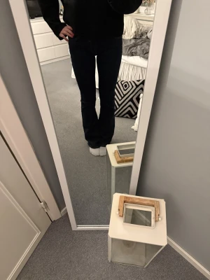 Mörkblå Lågmidjade jeans - Så fina Lågmidjade mörkblå jeans från Lager 157. Endast använda 2 gånger men dom är för långa och därav har dom blivit slitna längst ned. Annars så bra skick. Storlek S full lenght