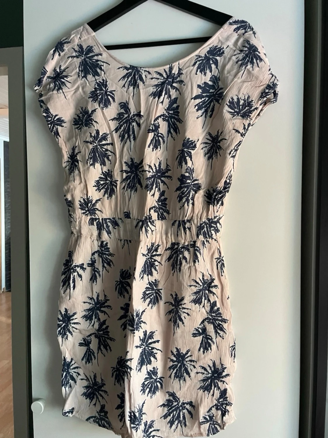 Beige kortklänning med blå palmer