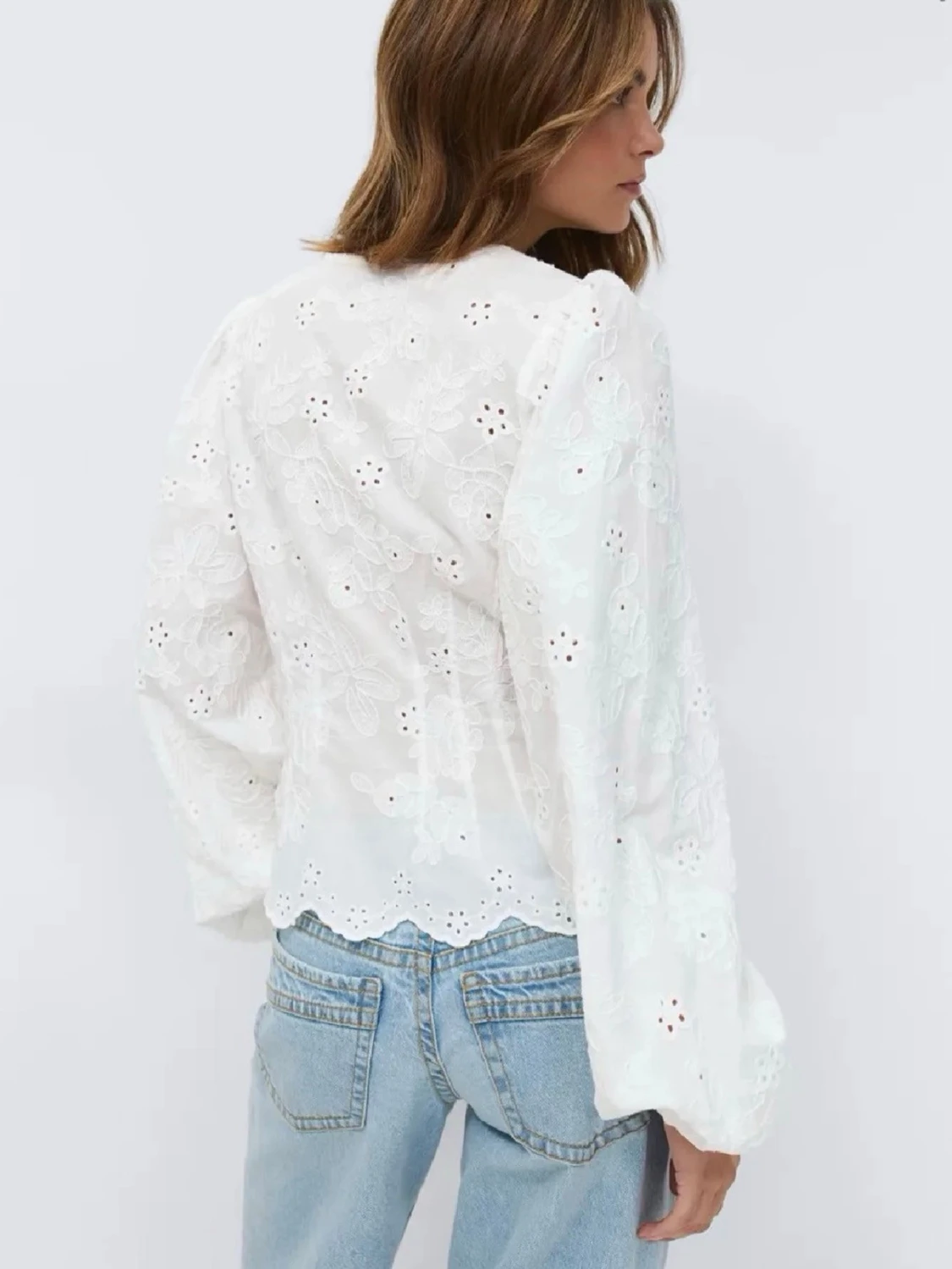 Vit broderad blus med spetsdetaljer - 2