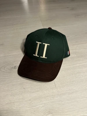 Les Deux keps  - Snygg keps från Les Deux i mörkgrönt tyg med brun skärm. Perfekt för en clean och stilren look. Endast använd någon enstaka gång och i väldigt bra skick! Skriv vid frågor och kolla gärna in min profil för fler feta plagg!