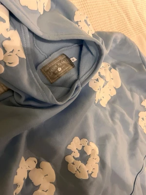 Ljusblå denim tears tröja - Knappt använd o inga skador alls på den. Storlek S men passar till M med