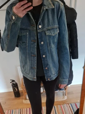 J.Lindeberg Jeansjacka - Säljer en J.Lindeberg Jeansjacka. Har du frågor angående mått eller vill ha fler bilder så är det bara att kontakta mig
