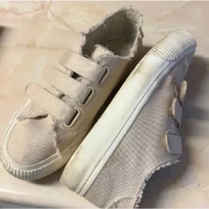 Skor - Fina sneakers inför våren, från Even&Odd, nypris:309kr. Är inte använda mycket, och görs självklart rent vid köp. 