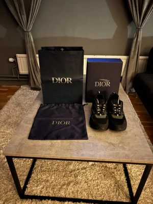 Svarta CD (D1or) sneakers  - Säljer mina CD 22 skor då de ej kommer till användning mer. Skorna är i bra skick och är använda ett fåtal gånger. Priset är ej hugget i sten. För mer frågor kom PM!