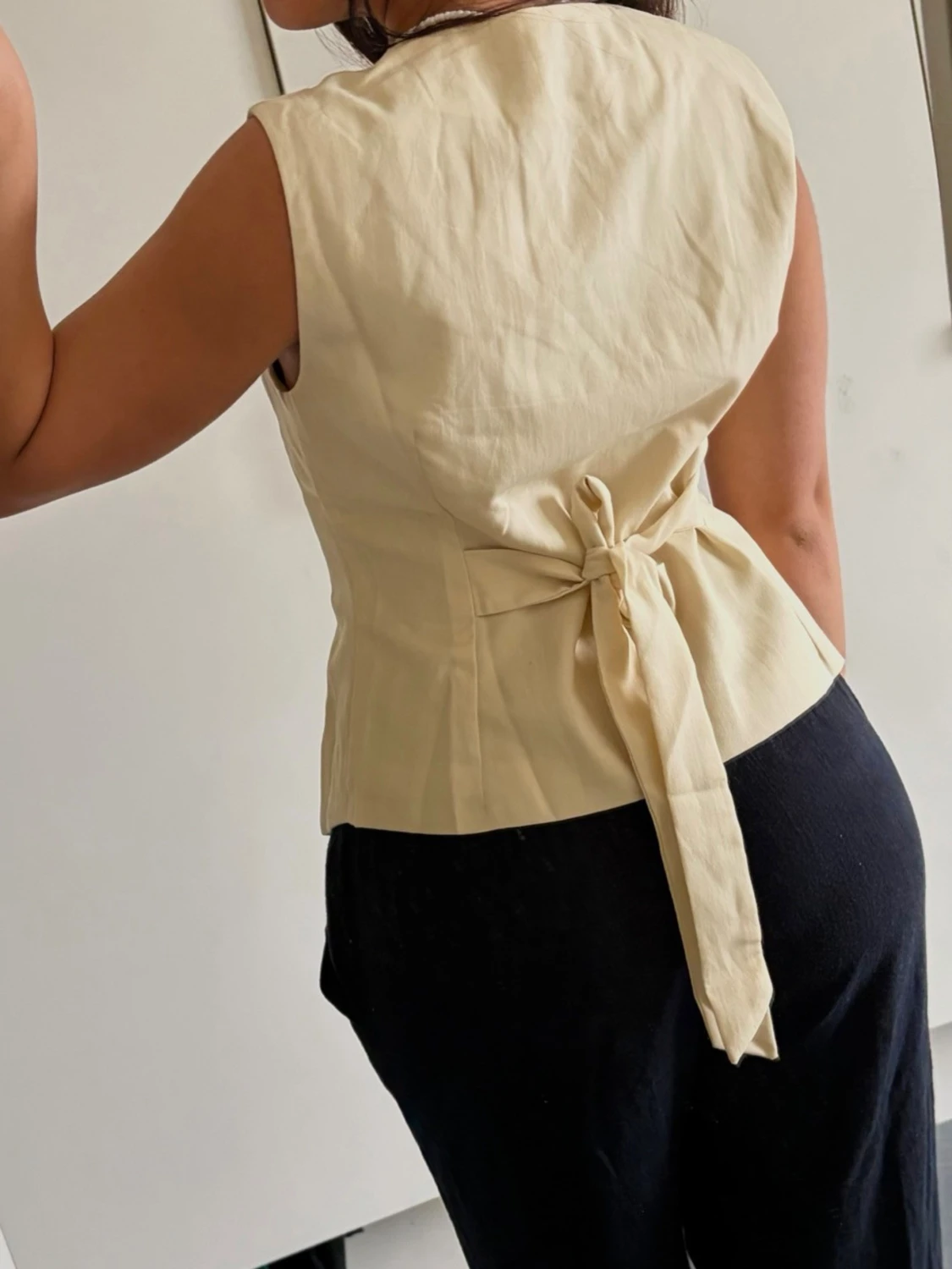 Beige väst med knyt och knappar - 1