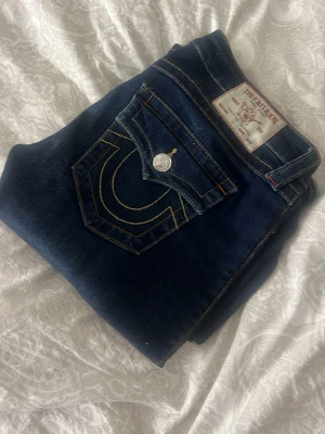 Mörkblå True Religion jeans - Säljer ett par mörkblå jeans från True Religion. Nytt skick säljer pga använder inte längre. storlek 26. sitter jättefint❤️❤️😁