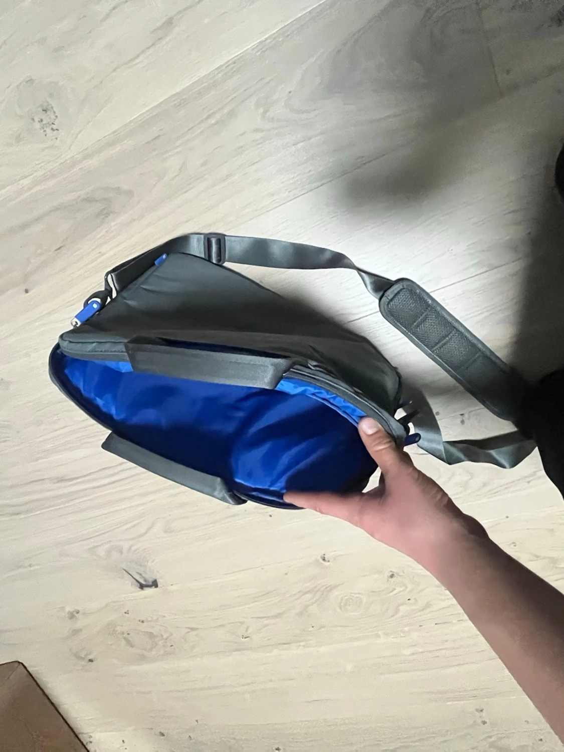Mörkgrå datorväska med axelrem - 3