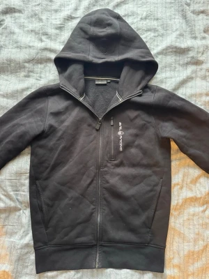 Sail racing zip hoodie - En helt ny och helt oanvänd zip hoodie från Sail racing i storlek Xs. Fick den i julklapp men den var för liten. 