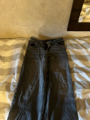 Blå raka jeans från H&M - H&M jeans ganska baggy men tightare i midjan, köpte på H&M för 350kr.