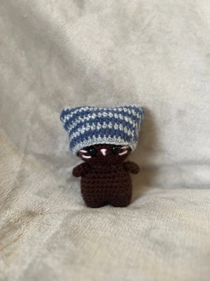 Virkad katt med mössa - Den är ca 14 cm hög och har en avtagbar mössa ❤️ katten har Säkerhetsögon som inte rekommenderas för barn under tre år!