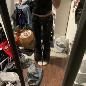 Skit coola jeans - Jeans som jag själv har sytt om till . Skriv om ni har mer frågor💕