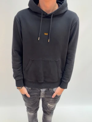 Helmut Lang hoodie  - Säljer denna schysta Helmut Lang hoodien som är riktigt snygg 