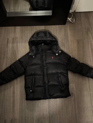 Svart pufferjacka från Ralph Lauren - Säljer en svart pufferjacka från Ralph Lauren. Damstorlek och väl omhändertagen. OBS luvan är borta därav priset 💗