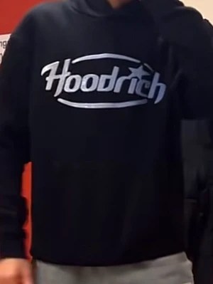 Svart hoodie från Hoodrich - Snygg svart hoodie från Hoodrich med stor vit logga på bröstet. Klassisk huva och avslappnad passform, perfekt för en streetwear-look. Tillverkad i mjukt material som känns skönt mot huden.