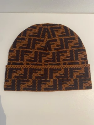 Brun och svart mösa - Säljer en fett mössa men f loga 